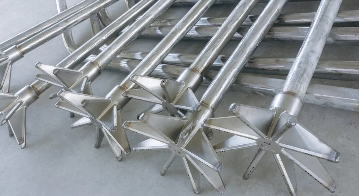 Multi-point ground flare with staged burner array for smokeless combustion