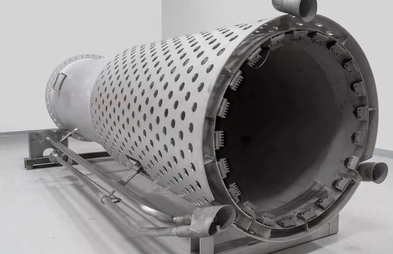 Pipe flare tip with perforated outlet for low-calorific gas service