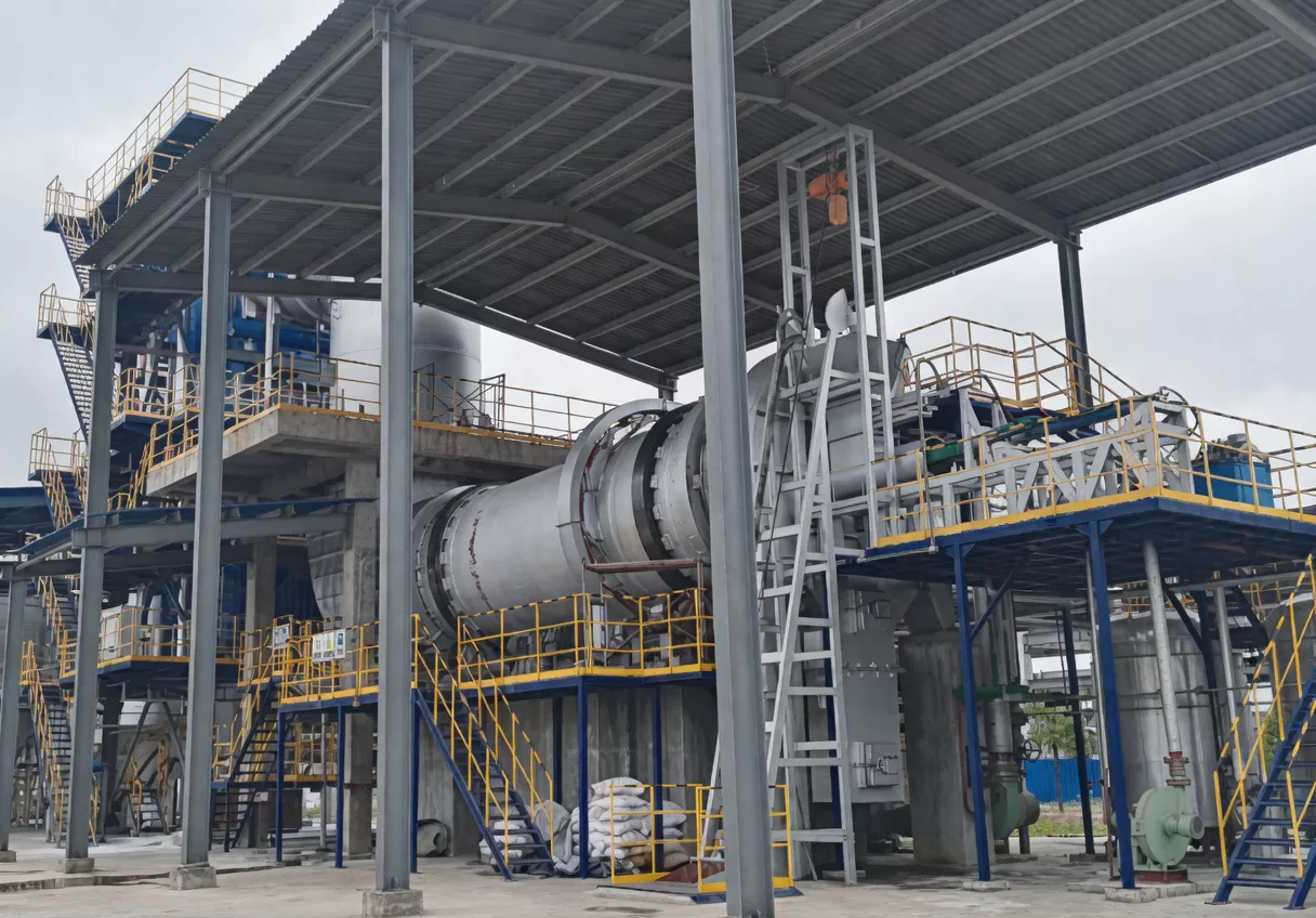 Ever-power multi-stage flue gas treatment system for waste liquid incinerator